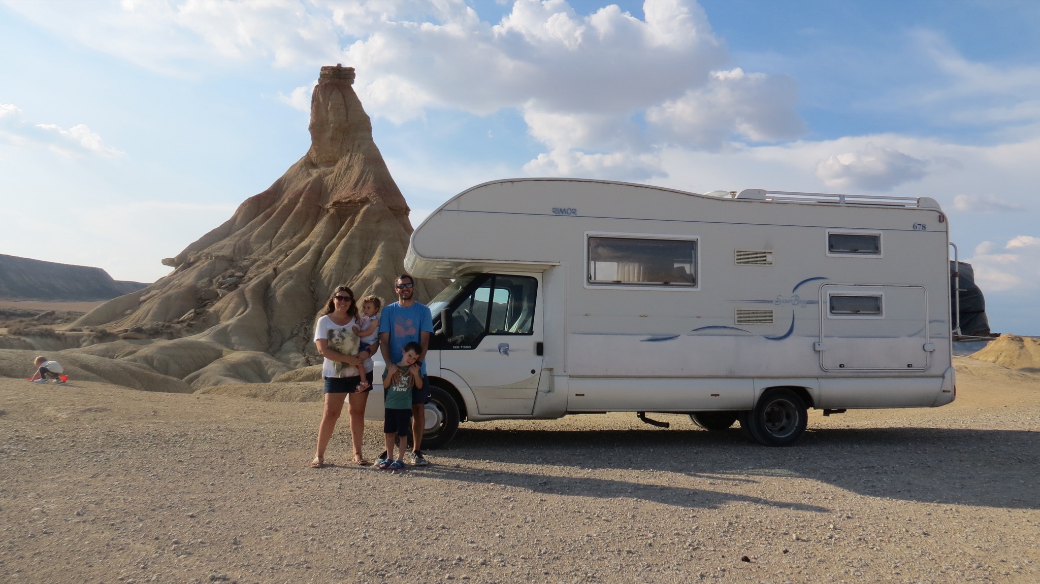 Flor, Juan, Benja y Feli junto a su autocaravana en las Bardenas Reales
